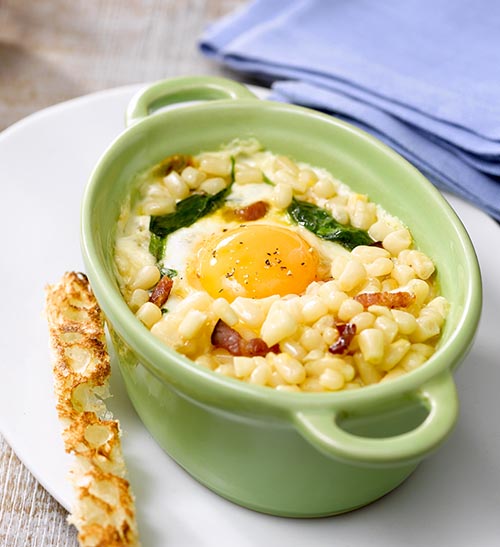 Œufs cocotte au maïs blanc extra-fin, pousses d'épinard et lardons